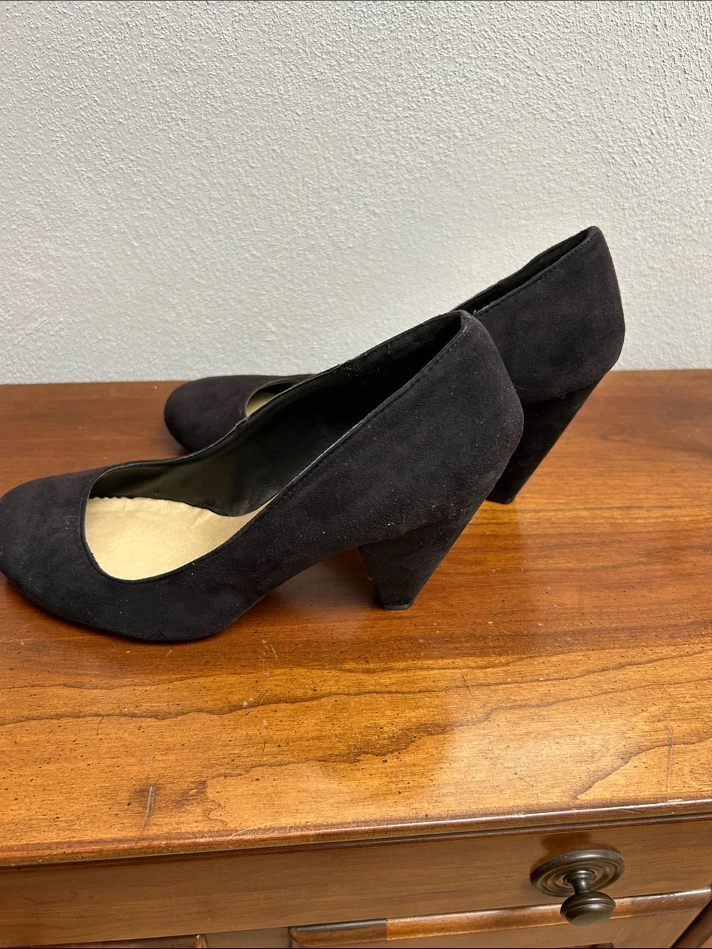 Mudd Black Round-Toe Heeled Pumps